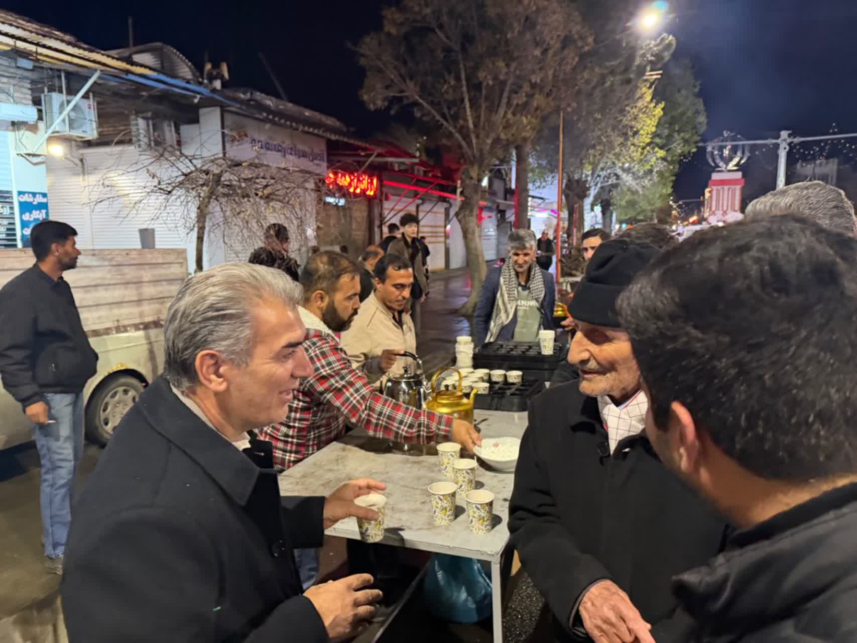 حضور فرماندار شهرستان سلماس در مواکب مستقر در محل بیعت مردم سلماس با رهبر انقلاب و نیروهای مسلح