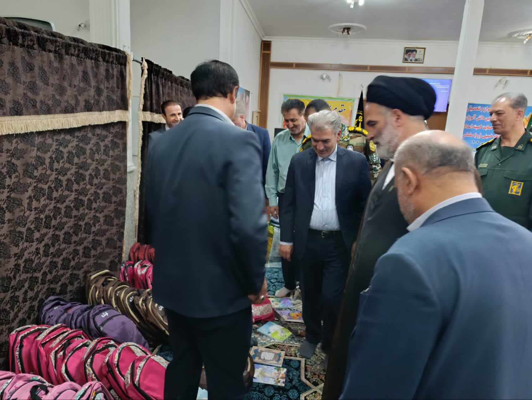 توزیع لوازم‌التحریر و پوشاک بین 1200 دانش‌آموز تحت حمایت کمیته امداد سلماس