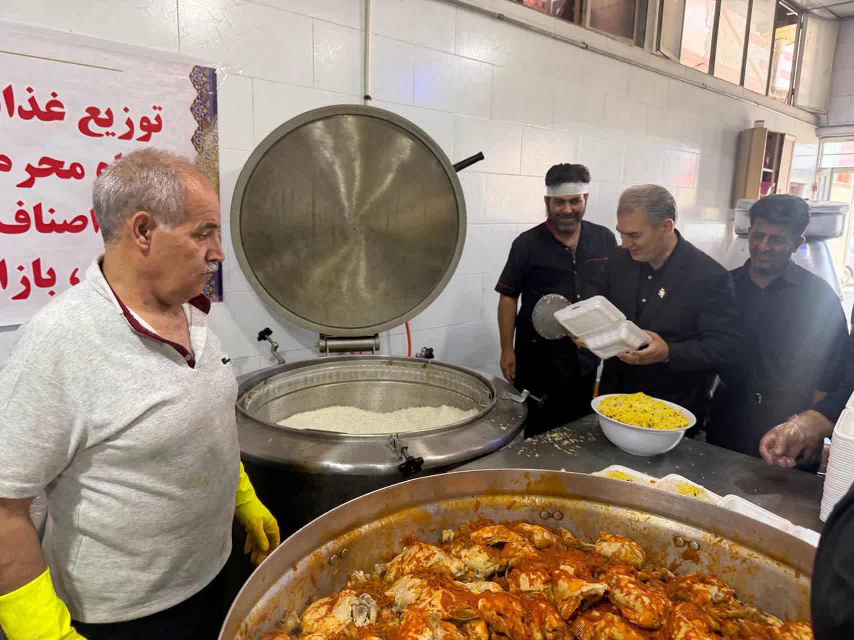 به مناسبت روز اصناف و همزمان با ایام سوگواری ماه محرم، با مشارکت بسیج اصناف، اتاق اصناف، اتحادیه‌های صنفی تابعه، بازاریان و کسبه شهرستان سلماس، غذای نذری بین عزاداران حسینی و خانواده‌های نیازمند توزیع