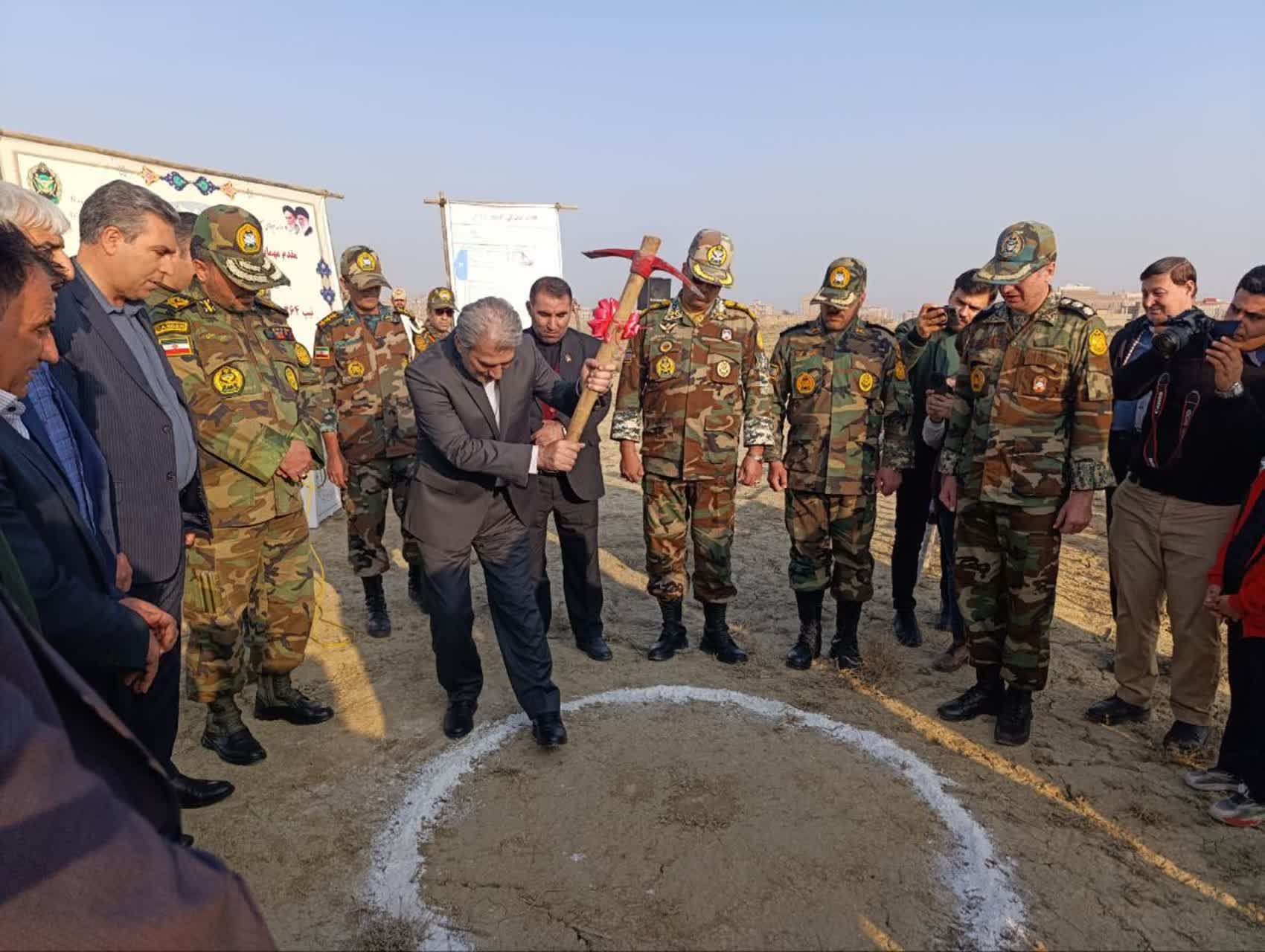 آیین کلنگ‌زنی پروژه تعاونی مسکن ایثارگران به همت تیپ 264 شهید عبدی ارتش و با حضور علی علائی فرماندار سلماس و جمعی از مسئولان شهرستان، روز شنبه اول آذر برگزار شد.