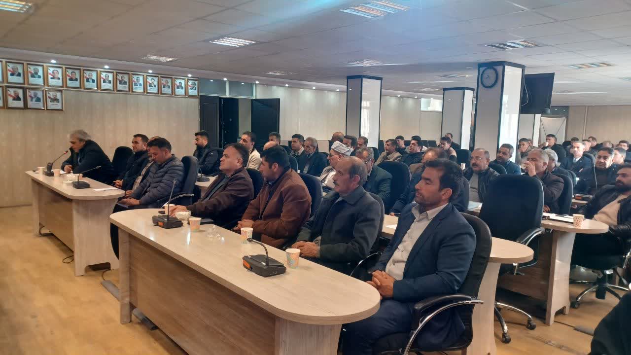 برگزاری جلسه بررسی بیمه تکمیلی دهیاران در فرمانداری سلماس
