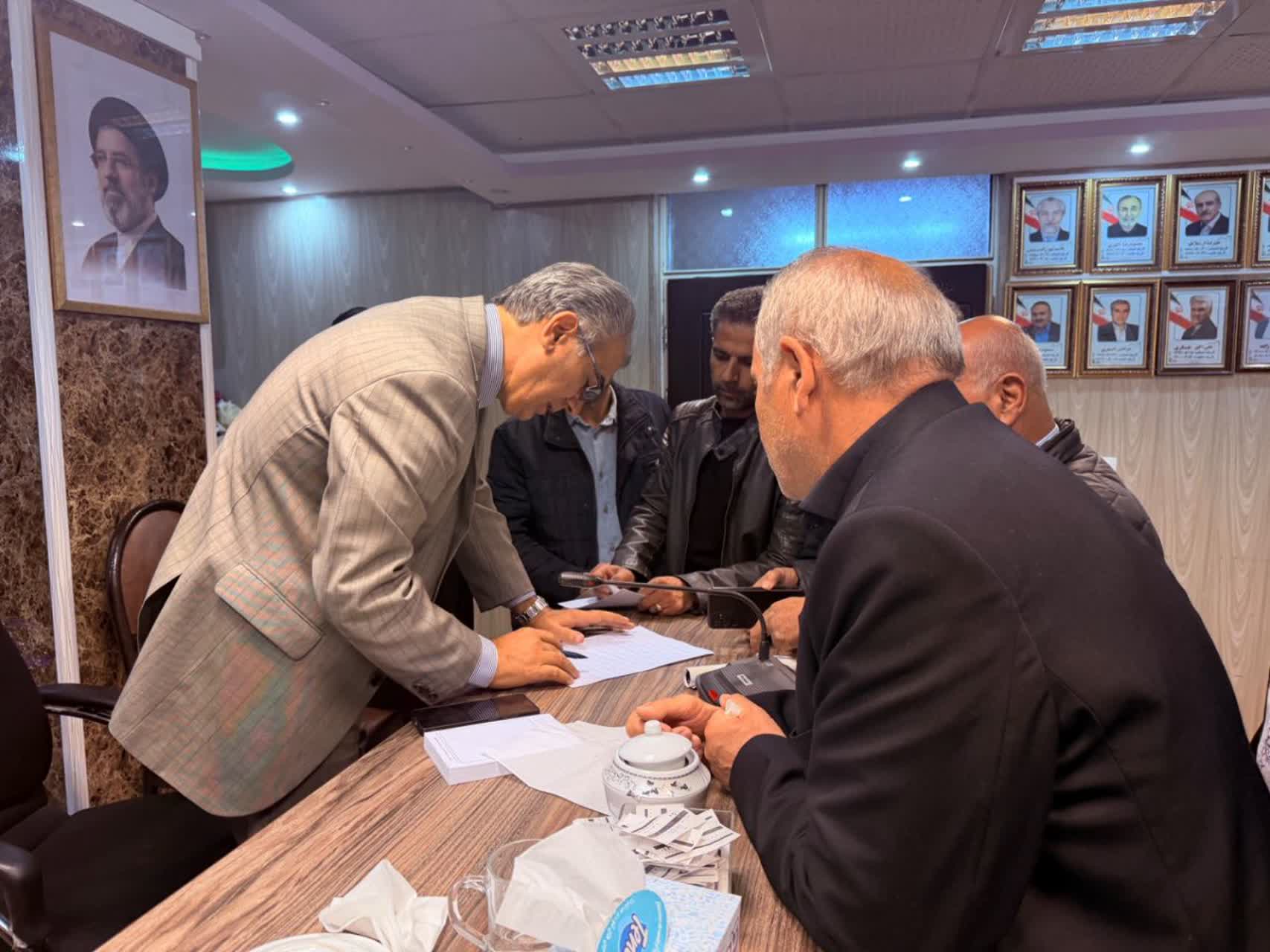 دیدار چهره‌به‌چهره فرماندار سلماس،نماینده مردم شریف شهرستان در مجلس شورای اسلامی و شهردار سلماس با شهروندان