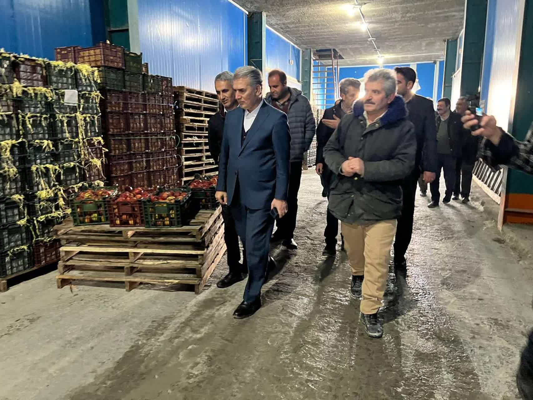 🔰بازدید فرماندار سلماس از واحد سورت و بسته‌بندی سیب در روستای هفتوان
