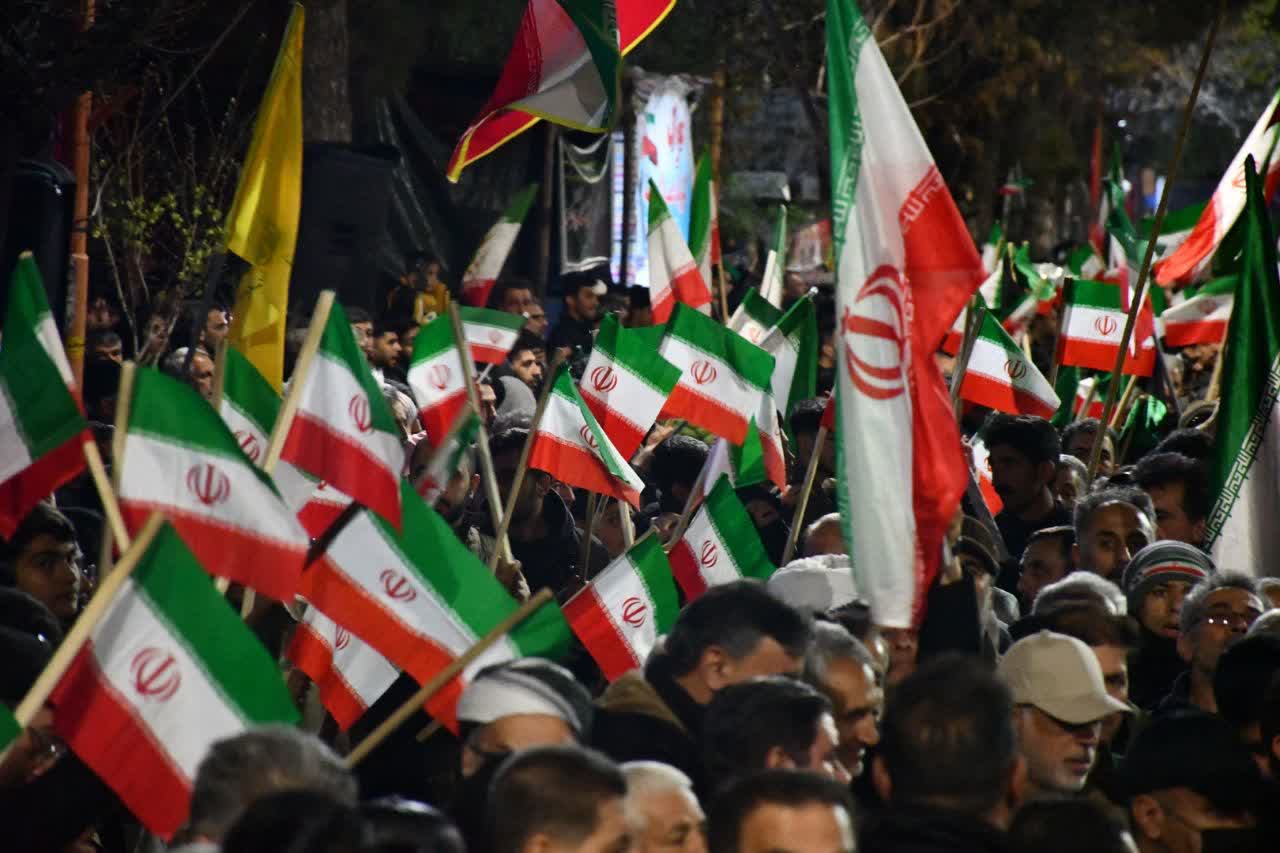 🇮🇷سلماسی‌ها خیابان ها را رها نمی یکنند ‌ 🔹️مردم مؤمن، ولایی و با بصیرت شهرستان سلماس با شور انقلابی در «موج چهل و یکمین شب مقاومت» شرکت کردند و صحنه‌ای پرشکوه از وفاداری و همبستگی را رقم زدند.