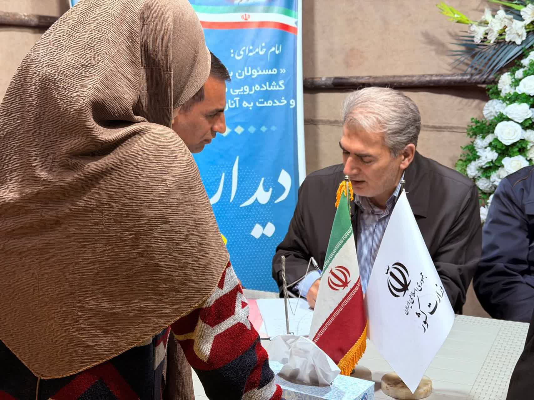 💢میز خدمت فرمانداری شهرستان سلماس با هدف رسیدگی مستقیم به مطالبات مردمی و تقویت ارتباط بی‌واسطه مسئولان با شهروندان در خیابان امام این شهرستان برپا شد