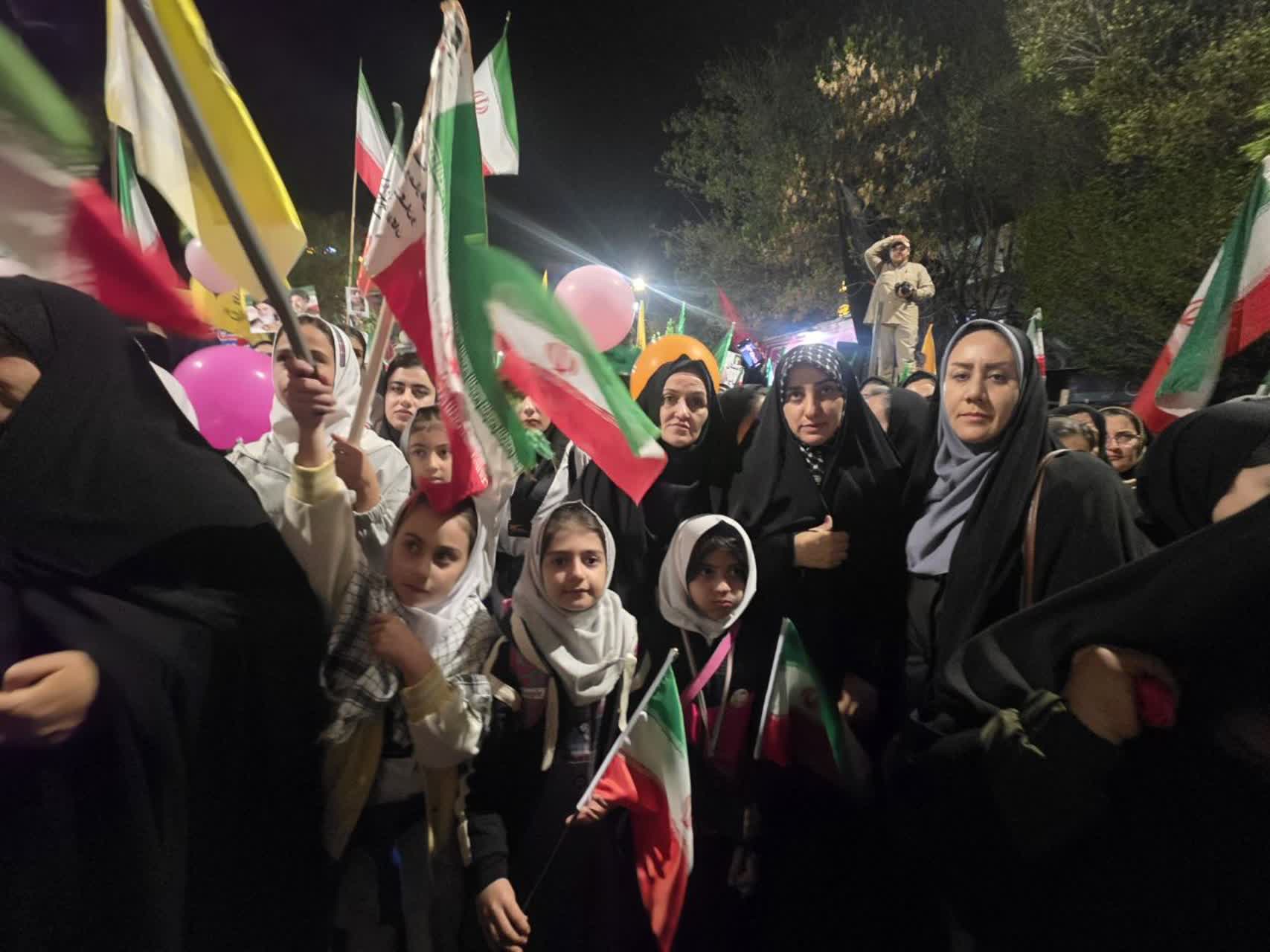 حماسه ایستادگی بانوان سلماسی در روز دختر/ تجلیل فرماندار از دختران معظم شهدا