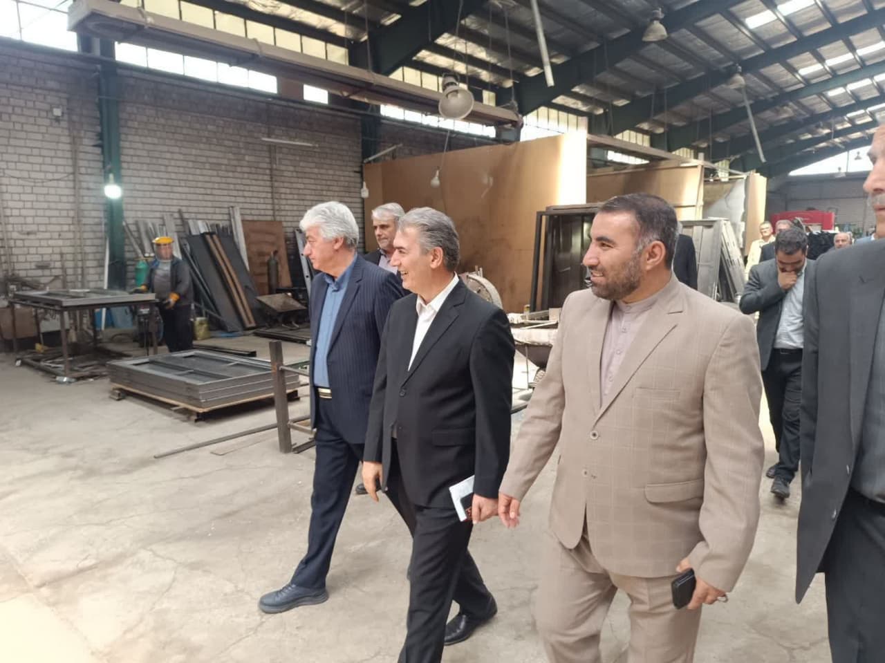 ⭕️ ادامه بازدیدهای میدانی فرماندار سلماس؛ حضور در واحد تولیدی سهند درب با همراهی مسئولان شهرستان