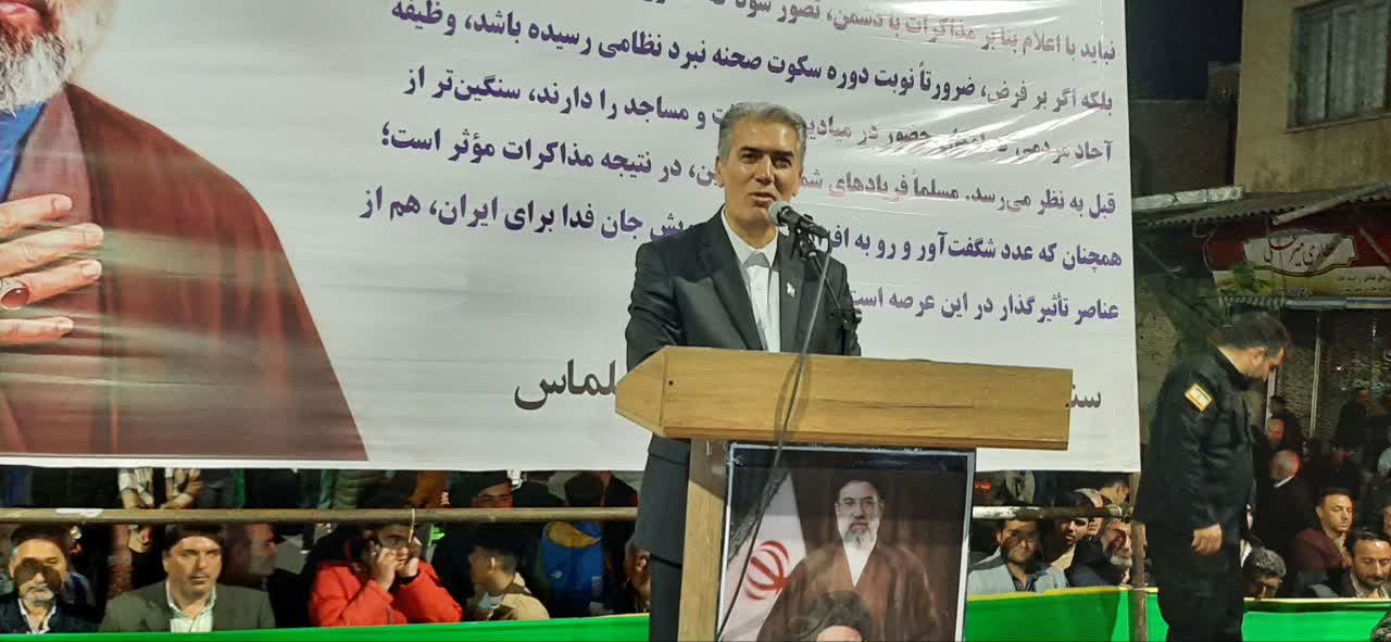 فرماندار سلماس: زمین گیر شدن دشمن با اتحاد مردم  امروز اتحاد و همدلی  دربین تمام قوا ، مردم و نیروهای مسلح دشمنان را زمین گیر کرده است.