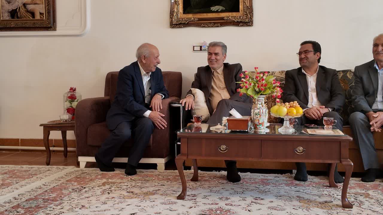 دیدار صمیمی علی علائی، فرماندار شهرستان سلماس با استاد بزرگوار محمد رضا مهرزاد صدقیانی