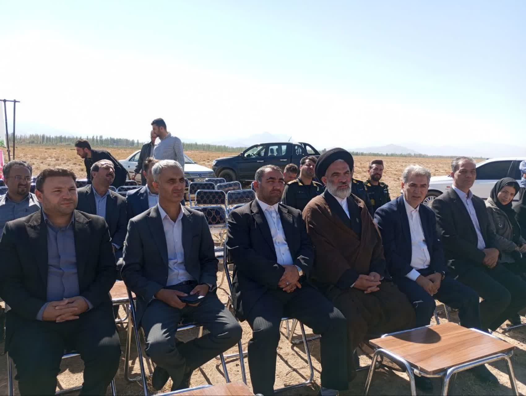 کلنگ‌زنی نیروگاه خورشیدی 10 مگاواتی در روستای یالقوز آغاج