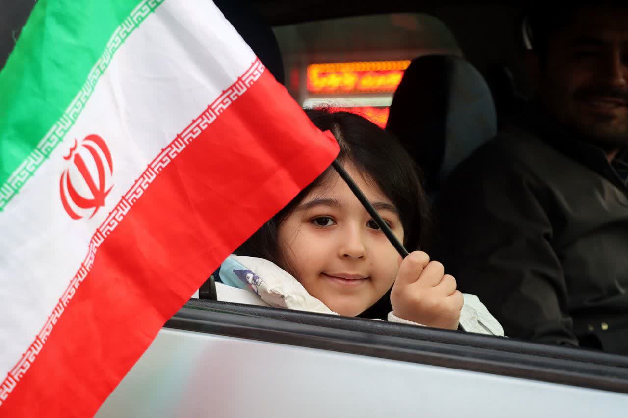 🇮🇷 راهپیمایی خودرویی مردم‌ ولایتمدار شهرستان سلماس در هفدمین روز از حماسه حضور در تداوم اجتماعات بزرگ مردمی.  🗓| سه شنبه 26 اسفند مــاه 1404 🔹️| شهرستان سلماس