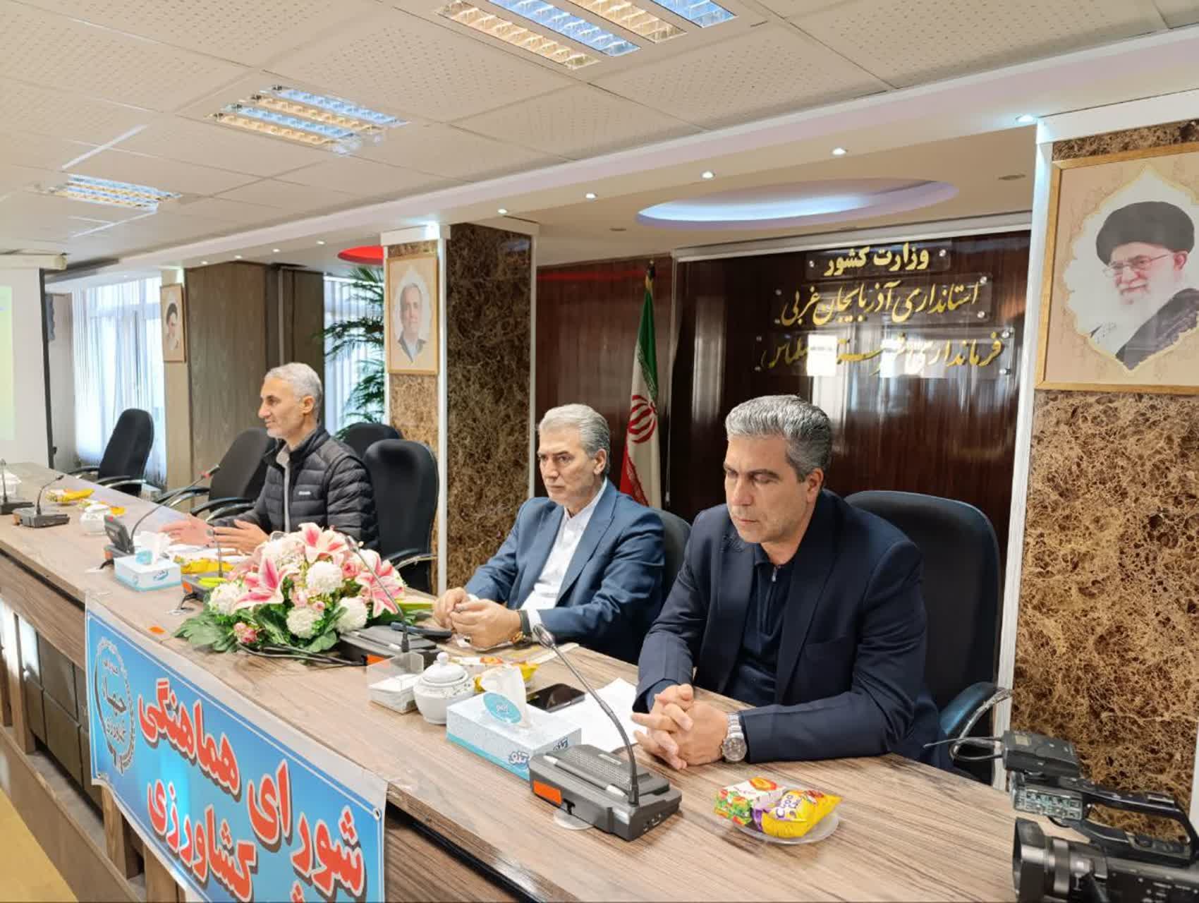 کاروان ترویج بهره‌وری کشاورزی شهرستان سلماس به مناسبت روز جهانی خاک، به ریاست علی علائی فرماندار سلماس و با حضور اعضای ستاد مربوطه برگزار شد.