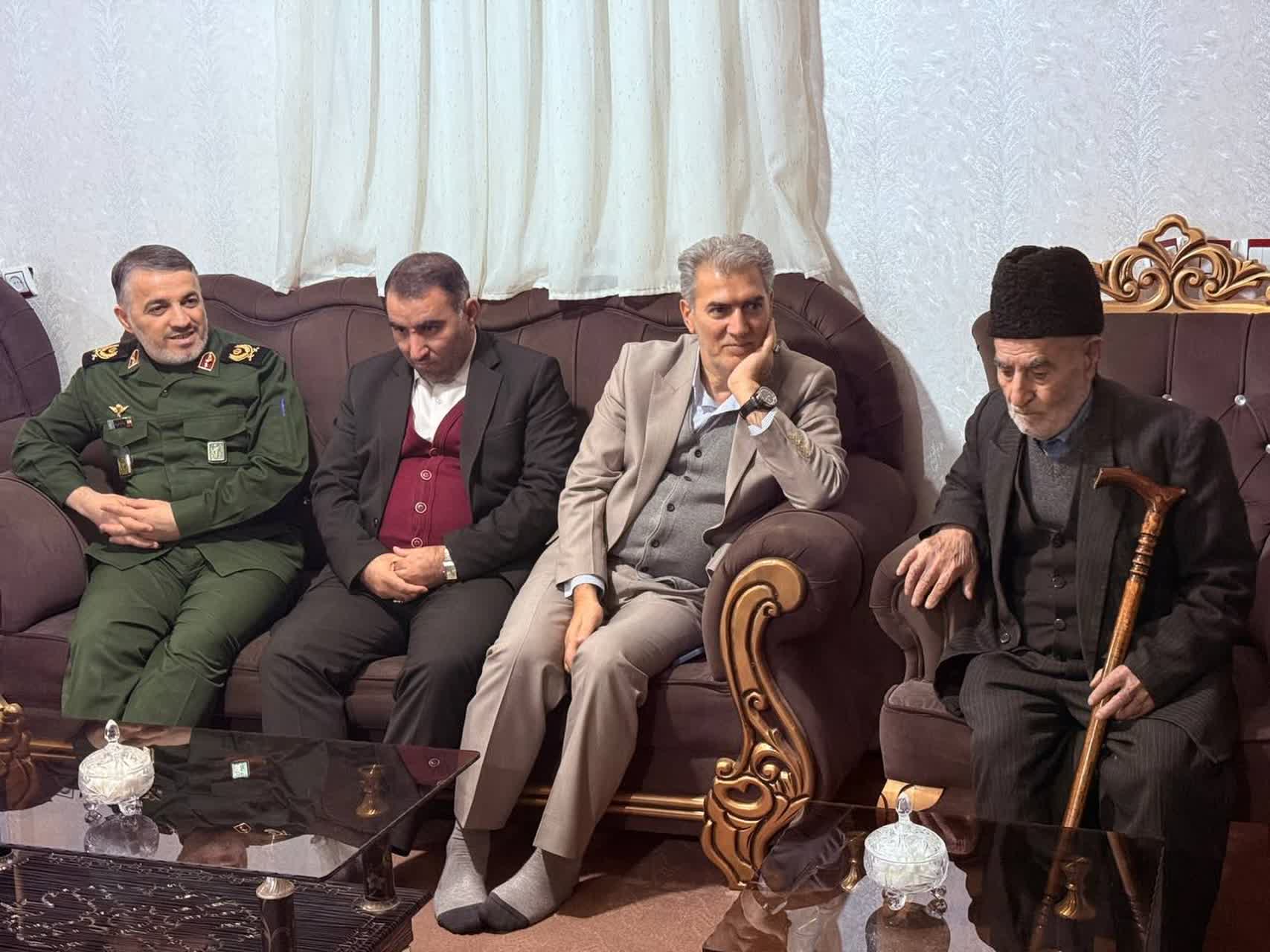 دیدار فرماندار و اعضای شورای تأمین شهرستان سلماس با جانباز سرافراز محمد کرمی قره‌قشلاقی