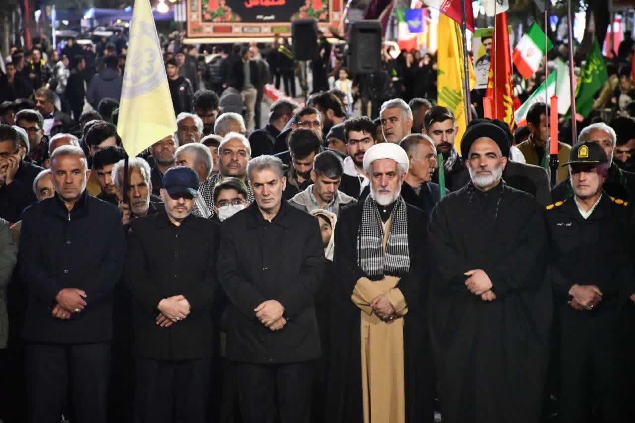 🇮🇷سلماسی‌ها خیابان ها را رها نمی یکنند ‌ 🔹️مردم مؤمن، ولایی و با بصیرت شهرستان سلماس با شور انقلابی در «موج چهل و یکمین شب مقاومت» شرکت کردند و صحنه‌ای پرشکوه از وفاداری و همبستگی را رقم زدند.