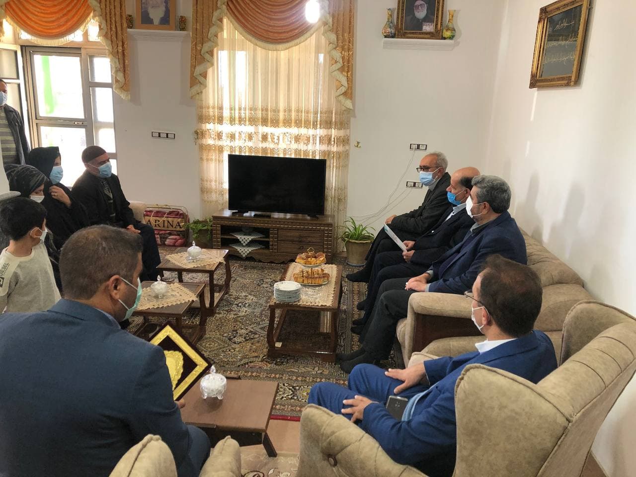 دیدار سرپرست فرمانداری با خانواده شهید معظم مدافع سلامت ولی نژاداسد