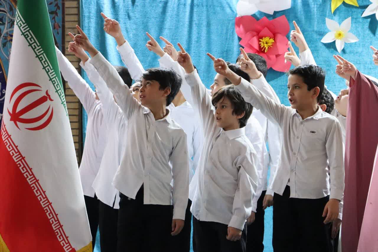 🇮🇷چهل و هفتمین فجر پیروزی🇮🇷  🔹گروه سرود «مکتب‌الشهدا» سلماس با حضور در مصلای امام خمینی(ره) این شهرستان به اجرای برنامه‌ای معنوی و تأثیرگذار در وصف حضرت صاحب‌الزمان(عج) پرداخت.