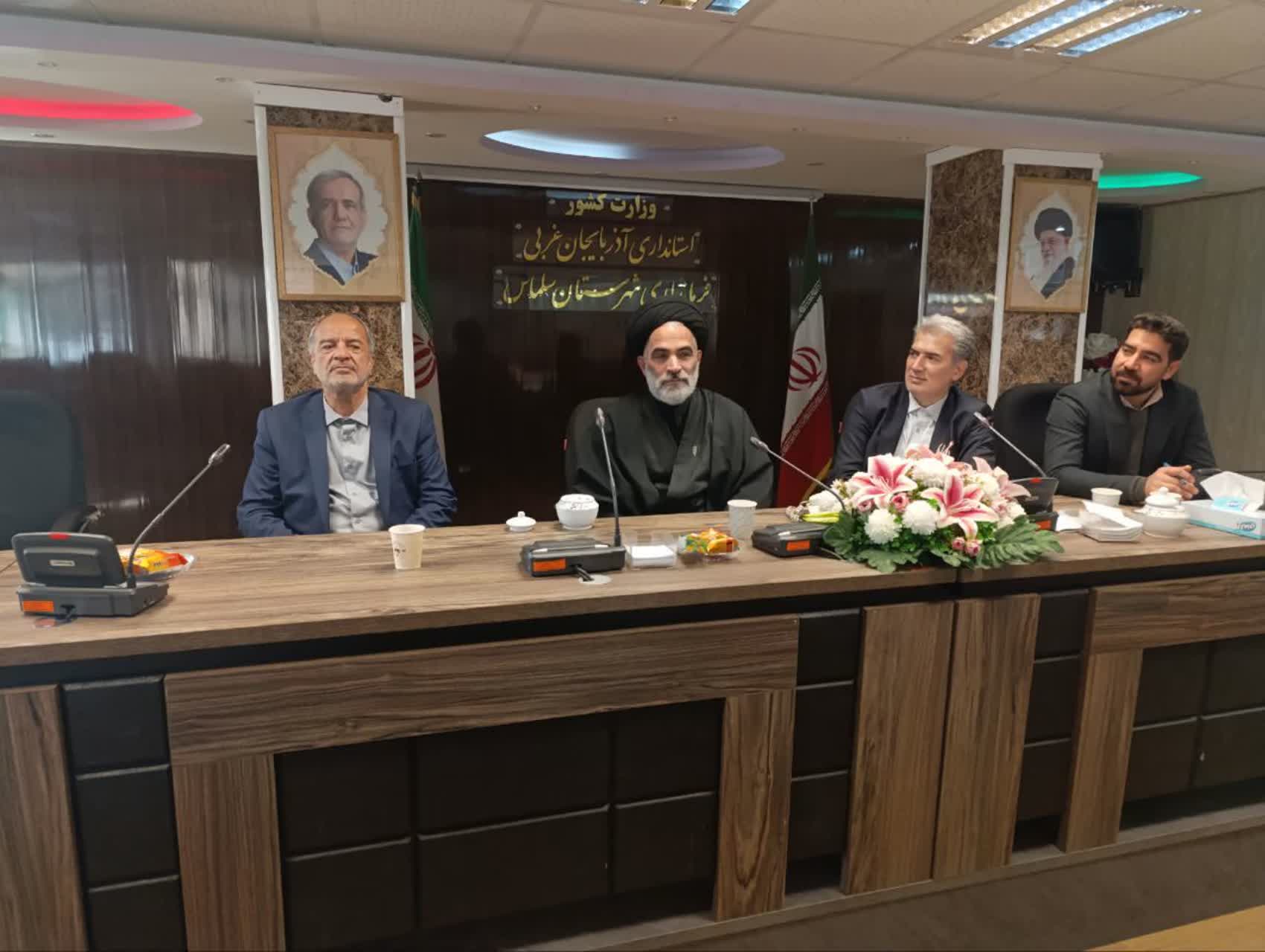 نشست مشورتی دهیاران بخش مرکزی سلماس و تجلیل از عوامل اجرایی جشنواره «طلای خندان»