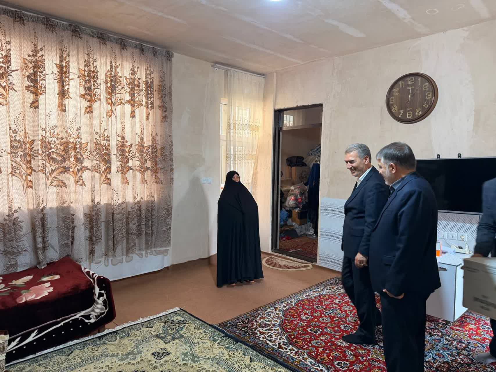 با حضور امام جمعه، فرماندار، فرمانده سپاه و رئیس کمیته امداد شهرستان سلماس لوازم خانگی مورد نیاز چهار خانوار آسیبدیده از جنگ که منازل آنان در پی حمله رژیم صهیونیستی و آمریکا به مناطق مسکونی این شهرست