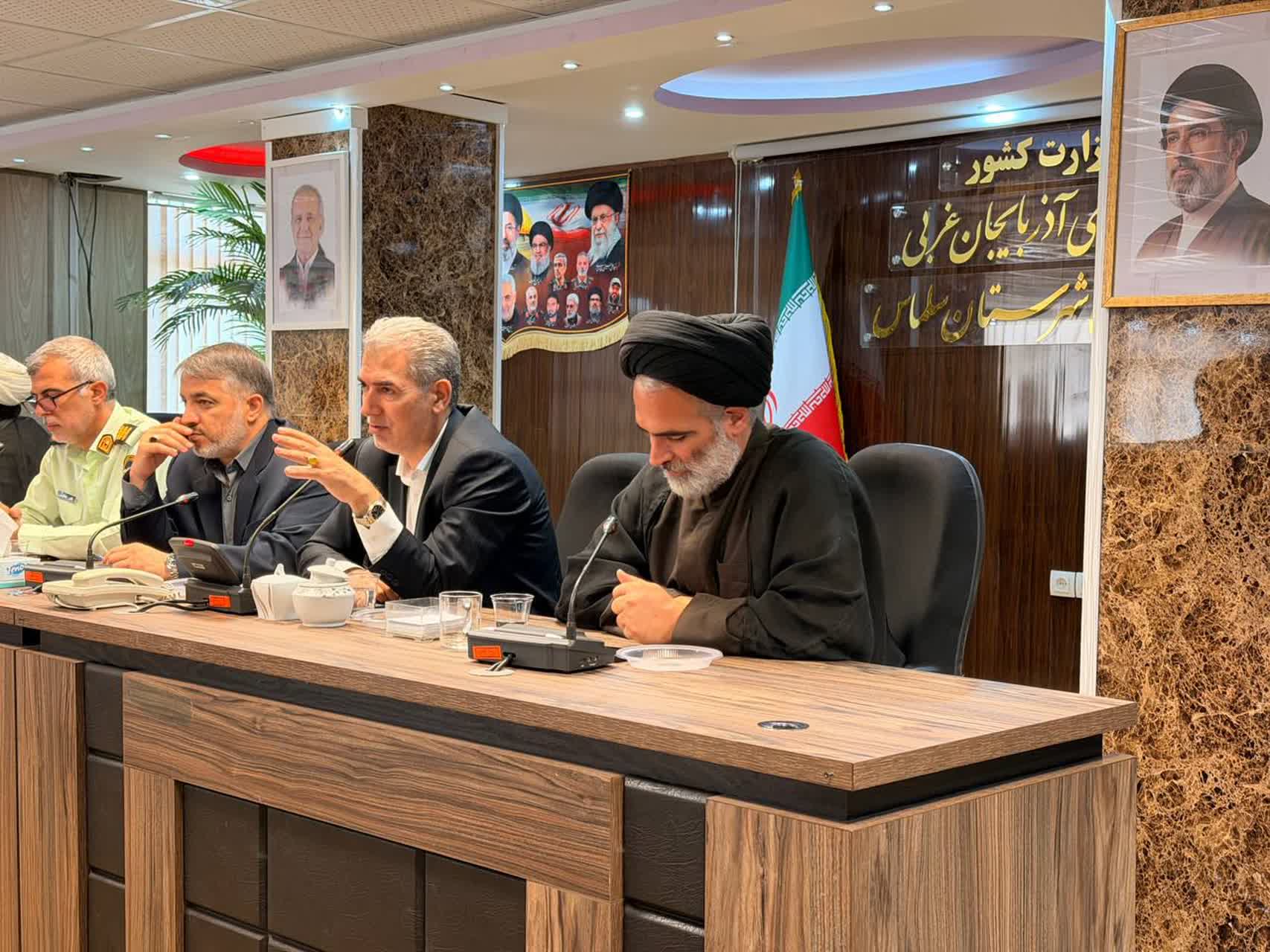 فرماندار، امام جمعه و اعضای شورای تامین شهرستان سلماس در آستانه فرارسیدن ماه محرم در نشستی با هیئت امنای مساجد، مسئولان هیئت‌های عزاداری و مداحان، آخرین هماهنگی‌های لازم برای برگزاری آیین‌های سوگواری