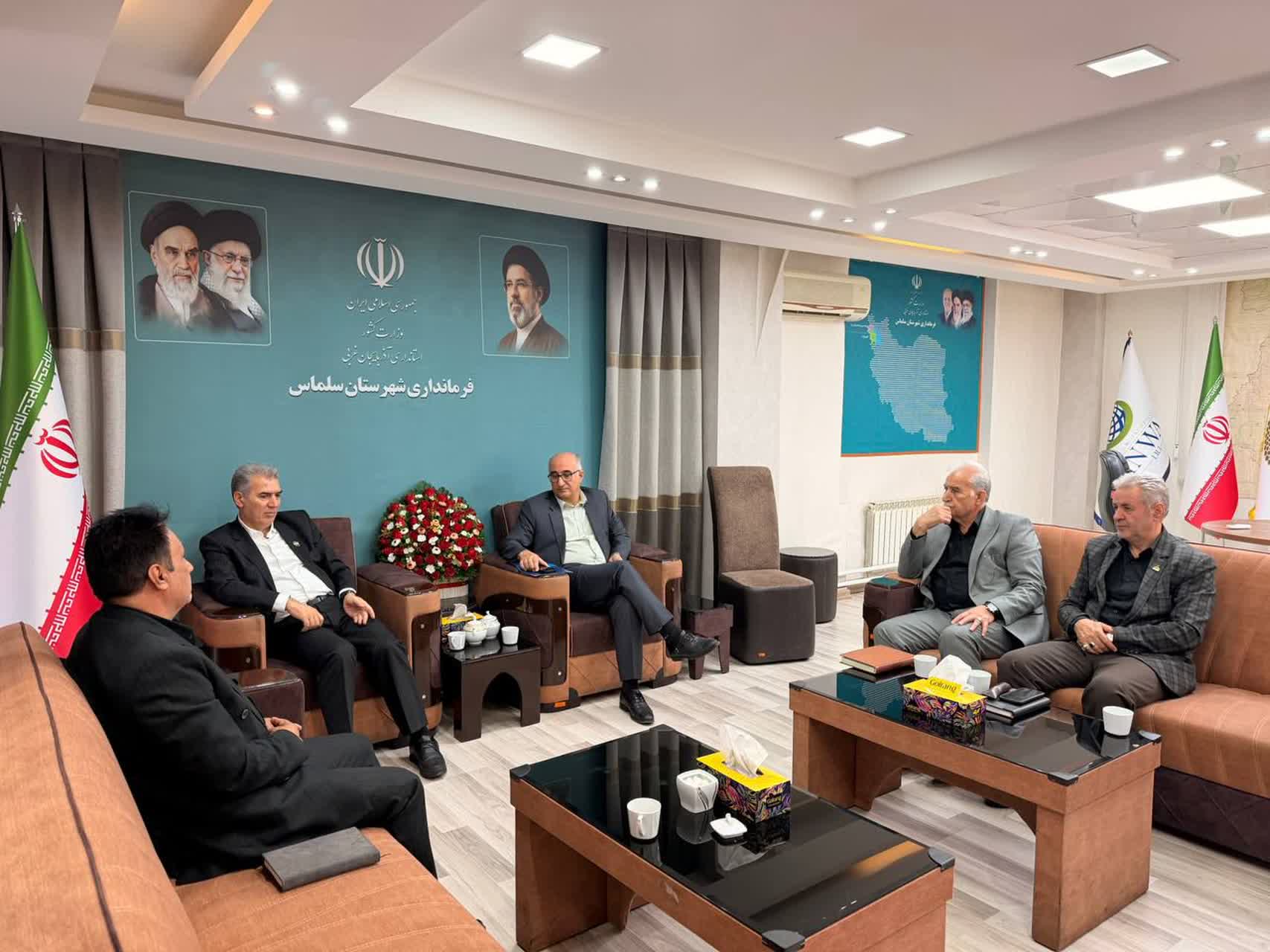 مدیرعامل شرکت گاز آذربایجان غربی با فرماندار شهرستان سلماس دیدار و درباره آخرین اقدامات، عملکرد و پروژه‌های در دست اجرای این شرکت در شهرستان گفت‌وگو کرد.