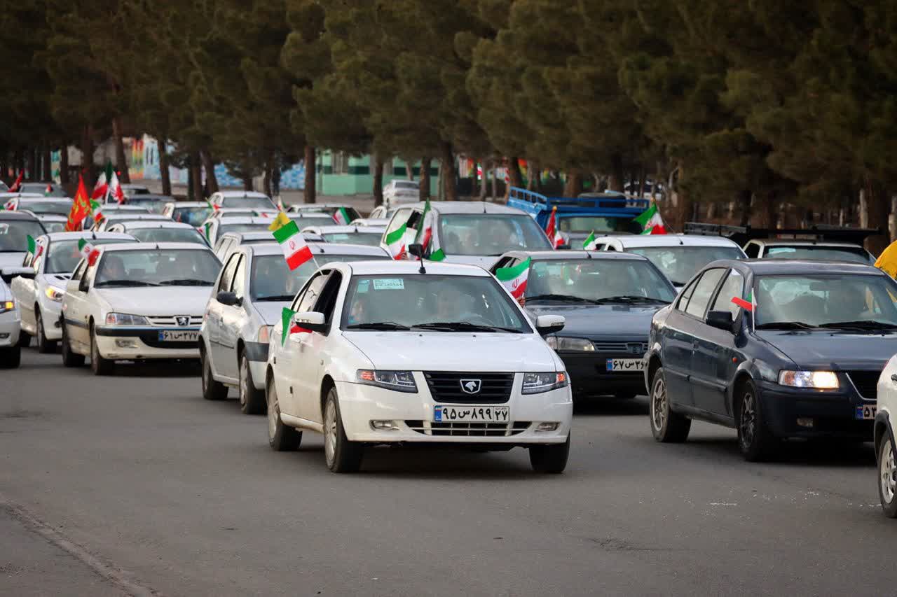 🇮🇷 راهپیمایی خودرویی مردم‌ ولایتمدار شهرستان سلماس در هفدمین روز از حماسه حضور در تداوم اجتماعات بزرگ مردمی.  🗓| سه شنبه 26 اسفند مــاه 1404 🔹️| شهرستان سلماس
