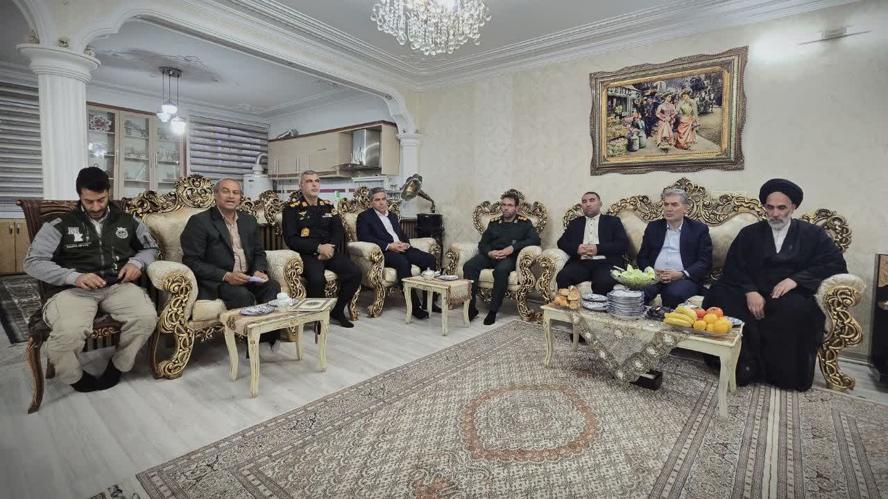 🌷دیدار فرماندار سلماس با خانواده شهید اسماعیل زارع و رونمایی از کتاب «هفتاد گلوله، یک اسما