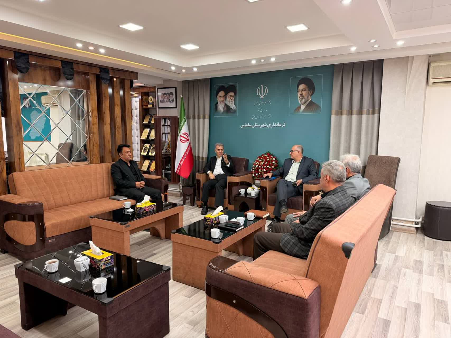 مدیرعامل شرکت گاز آذربایجان غربی با فرماندار شهرستان سلماس دیدار و درباره آخرین اقدامات، عملکرد و پروژه‌های در دست اجرای این شرکت در شهرستان گفت‌وگو کرد.