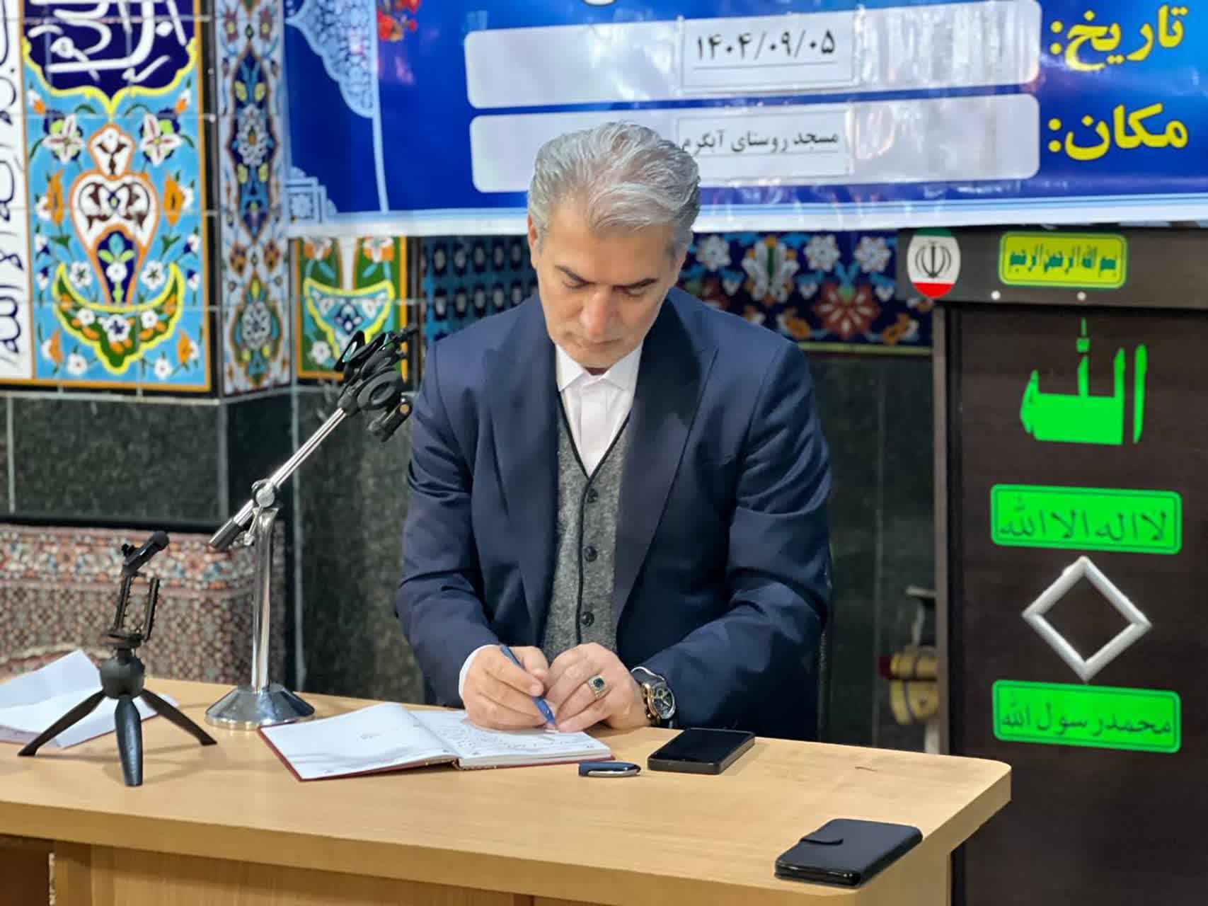 میز خدمت مدیران شهرستان سلماس با حضور علی علائی فرماندار این شهرستان در روستای آبگرم برگزار شد