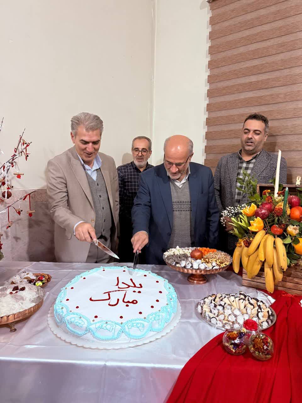 همنشینی یلدایی دانش‌آموزان ابوذر و آغاز توزیع 2000 بسته یلدایی در سلماس