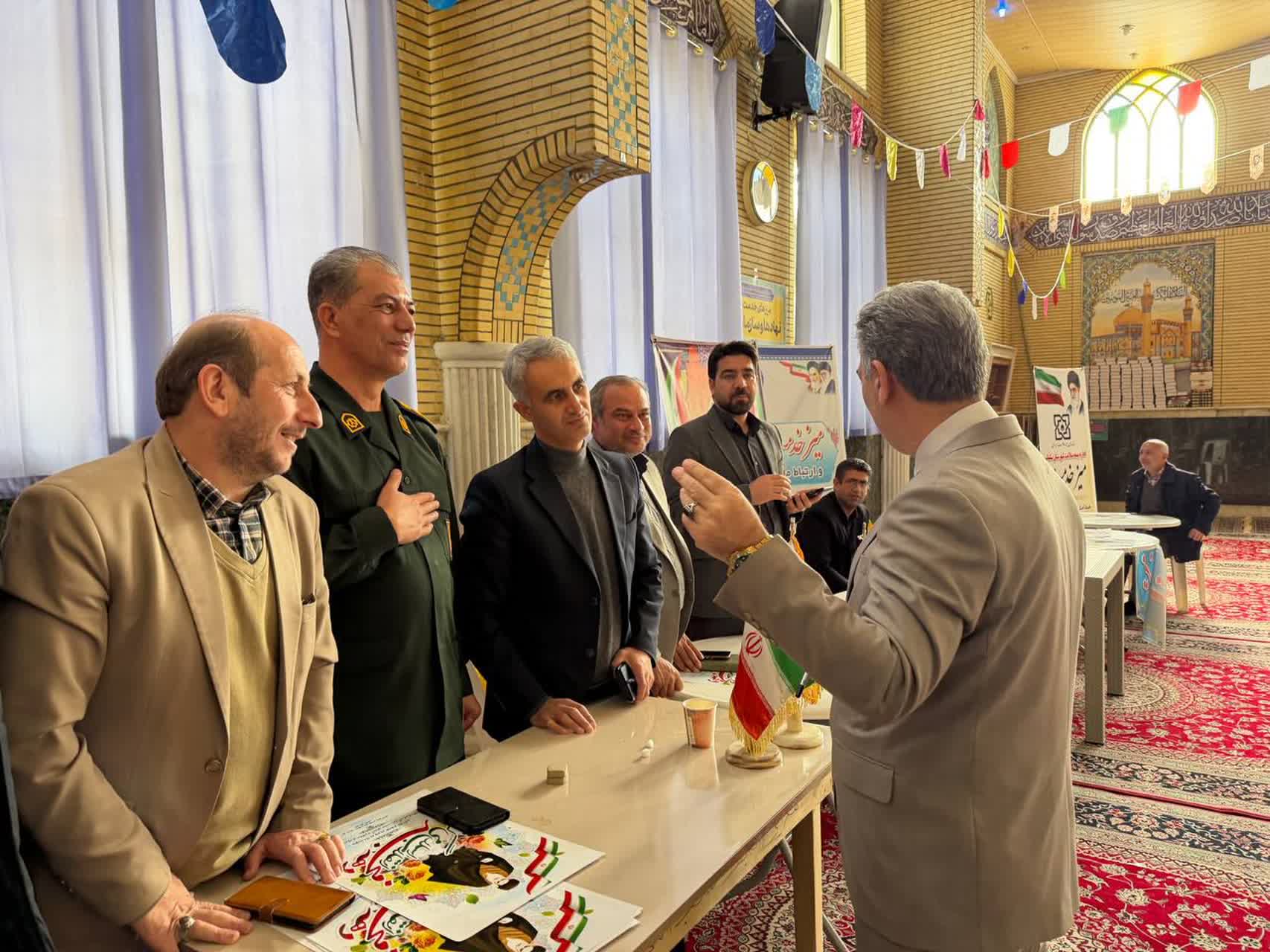 🔹همزمان با ایام‌الله دهه فجر میز خدمت با حضور فرماندار، نماینده مردم در مجلس شورای اسلامی و جمعی از روسای ادارات در محل مصلی امام خمینی(ره) برگزار شد.