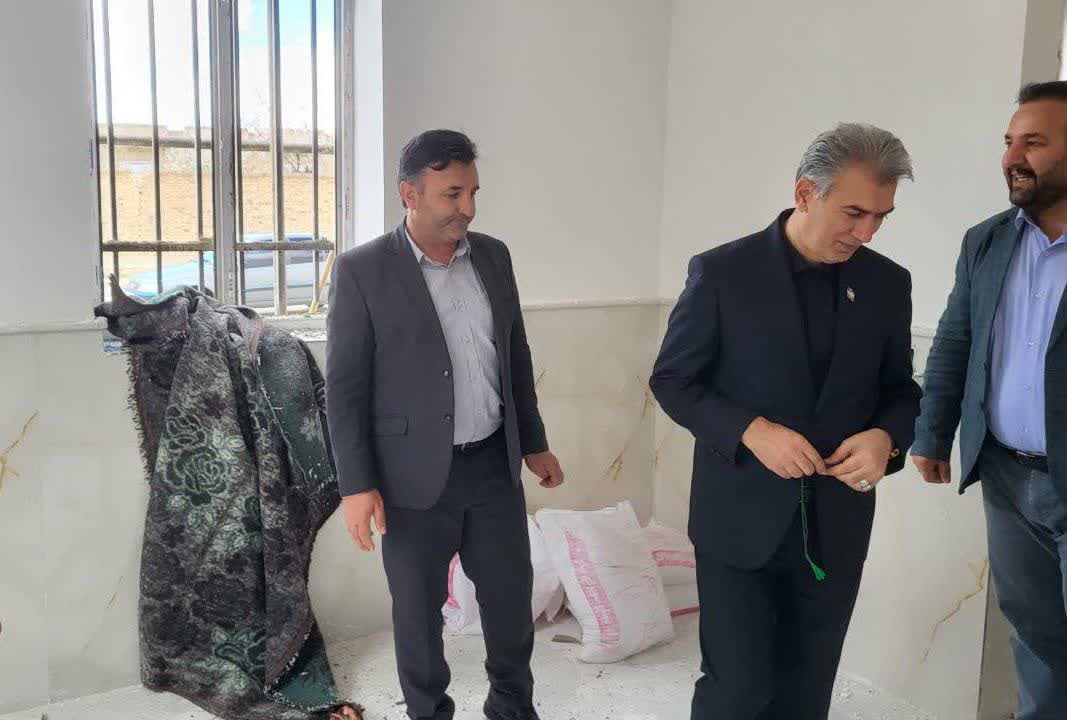 بازدید میدانی فرماندار و مدیر آموزش و پرورش منطقه از مدرسه خیرساز