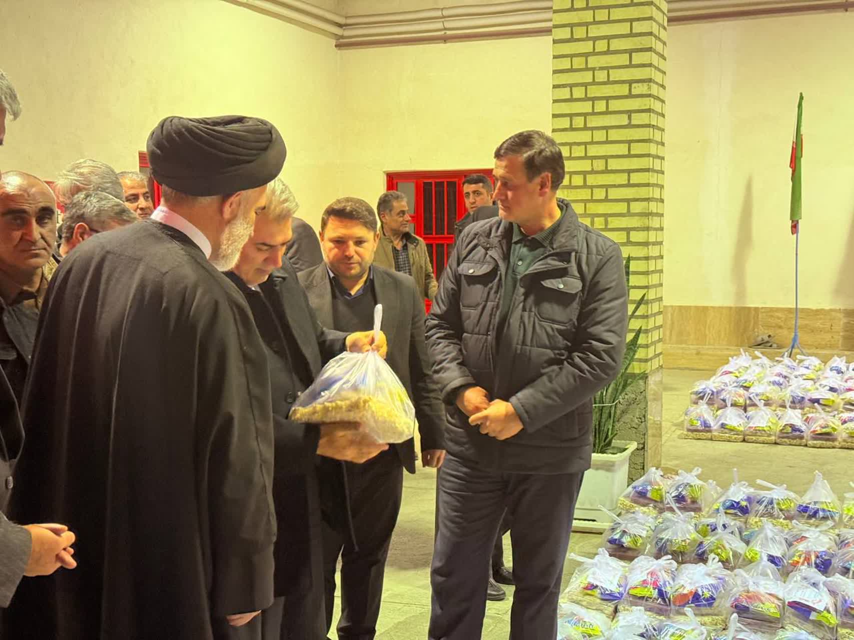 آیین توزیع اقلام شب یلدا به همت شهرک صنعتی سلماس با حضور امام جمعه، فرماندار و دادستان این شهرستان برگزار شد.