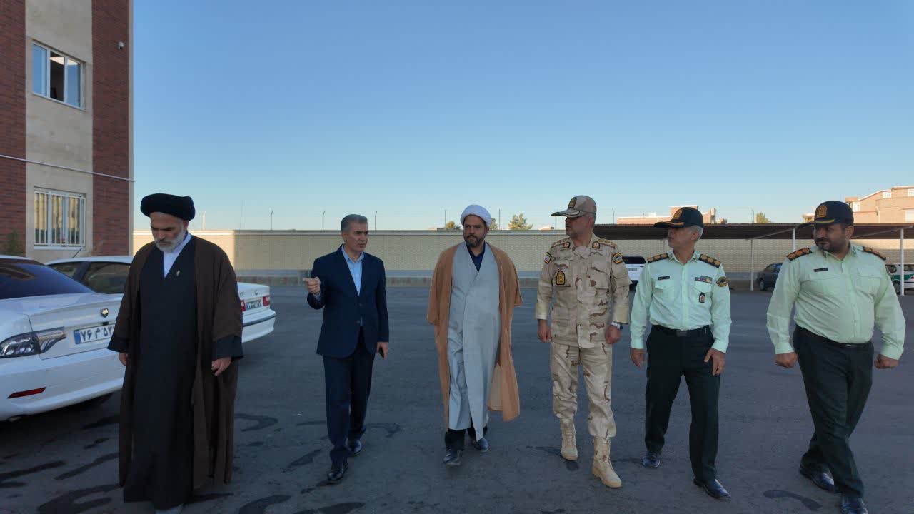 دیدار و تجلیل مسئولان از فرماندهان نیروی انتظامی و هنگ مرزی به مناسبت هفته نیروی انتظامی