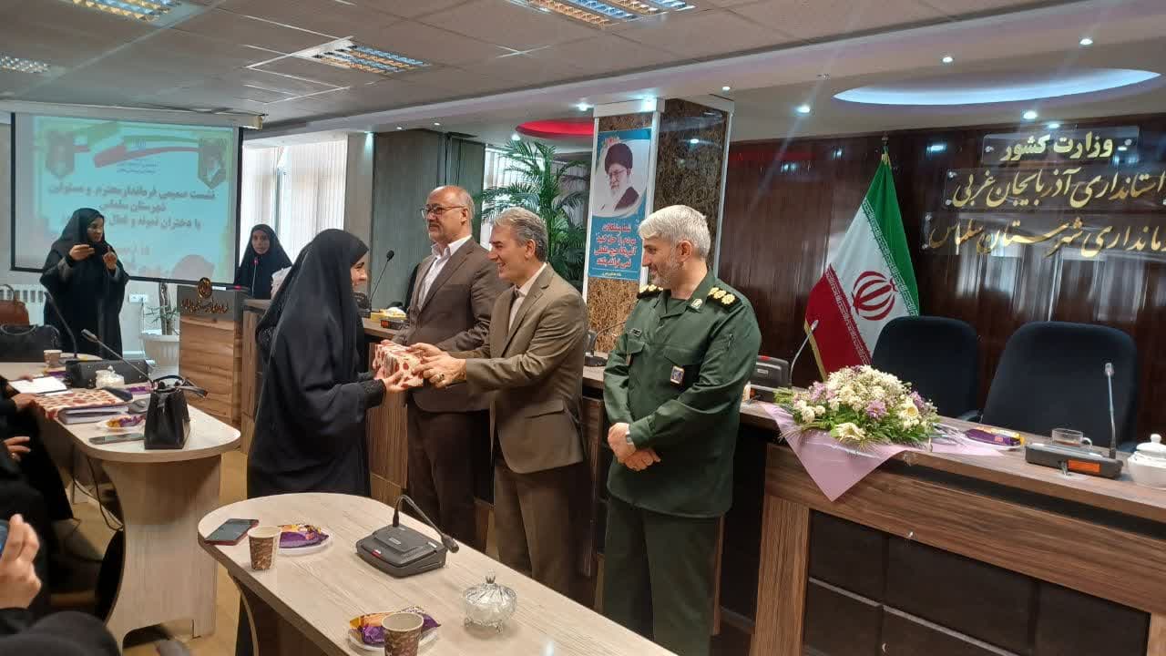 نشست صمیمی فرماندار سلماس با دختران نمونه و فعال دانشآموز