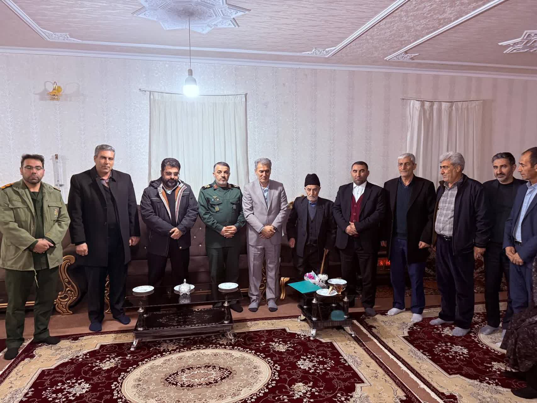 دیدار فرماندار و اعضای شورای تأمین شهرستان سلماس با جانباز سرافراز محمد کرمی قره‌قشلاقی