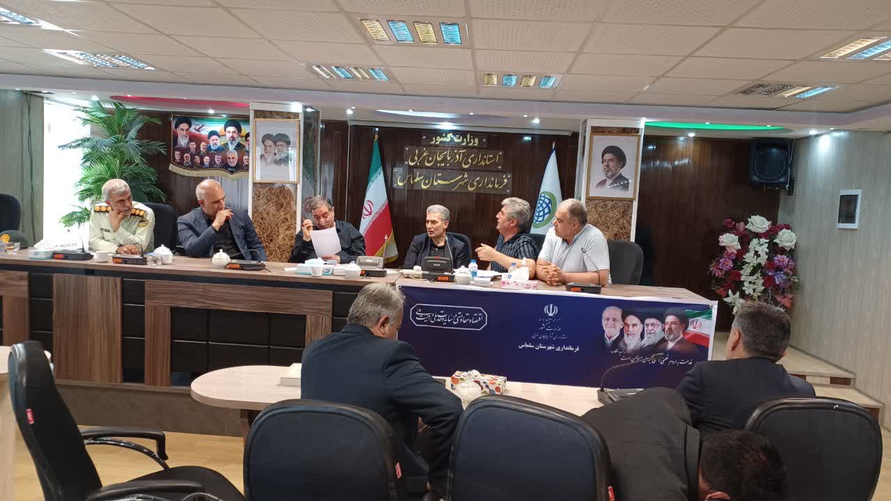 استاندار آذربایجان‌غربی در سلماس پای صحبت‌های مردم نشست