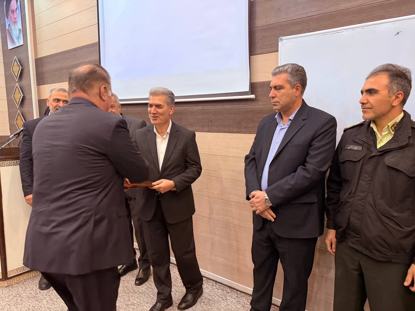 ⭕️ آیین تودیع و معارفه رئیس بیمارستان خاتم‌الانبیاء(ص) سلماس با حضور فرماندار شهرستان، نماینده مردم سلماس در مجلس شورای اسلامی و جمعی از مسئولین شهرستانی برگزار شد.