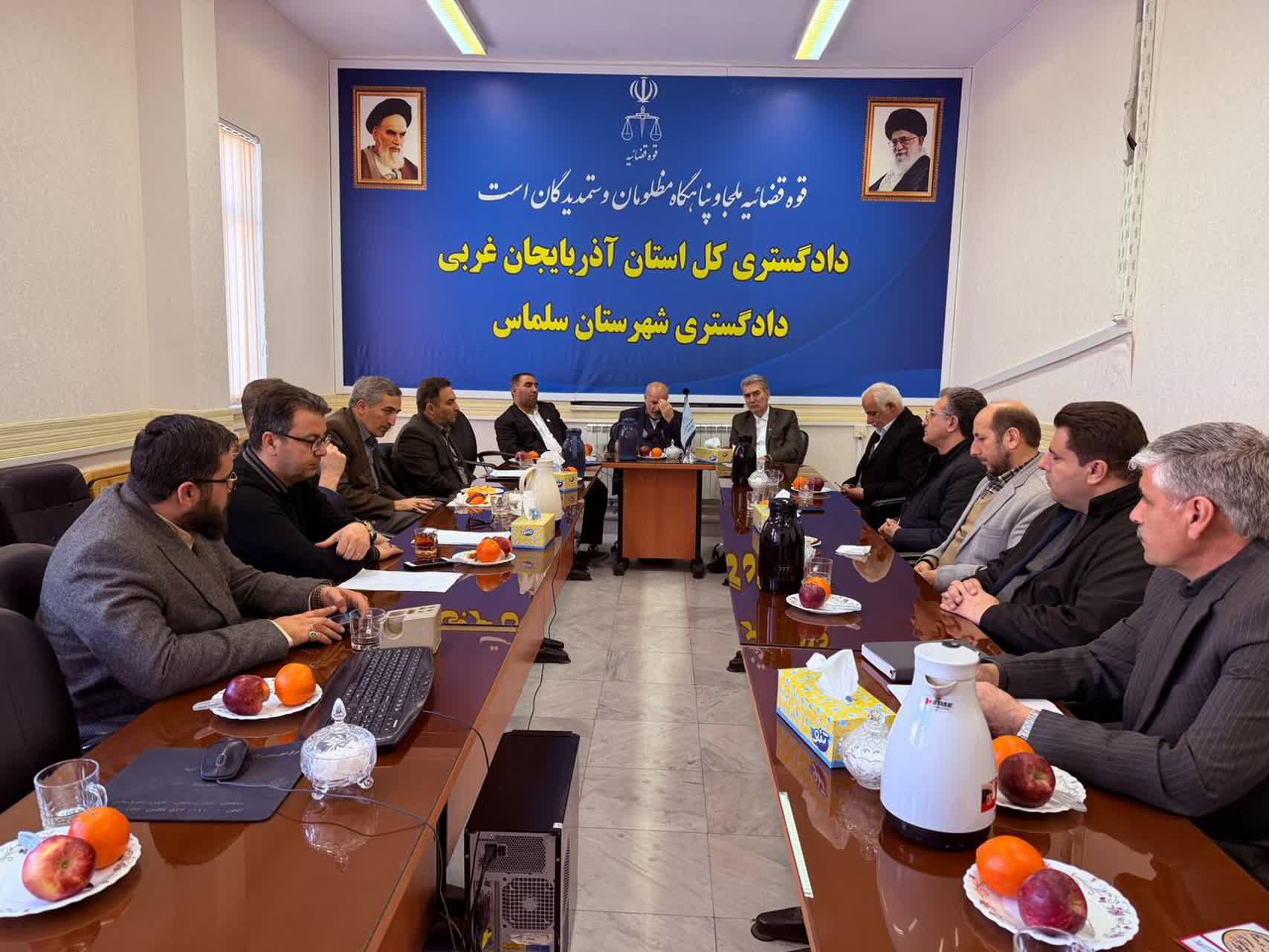 جلسه هماهنگی برگزاری جشن گلریزان شهرستان سلماس با حضور فرماندار، رئیس دادگستری، دادستان عمومی و انقلاب و جمعی از روسای ادارات مرتبط برگزار شد.