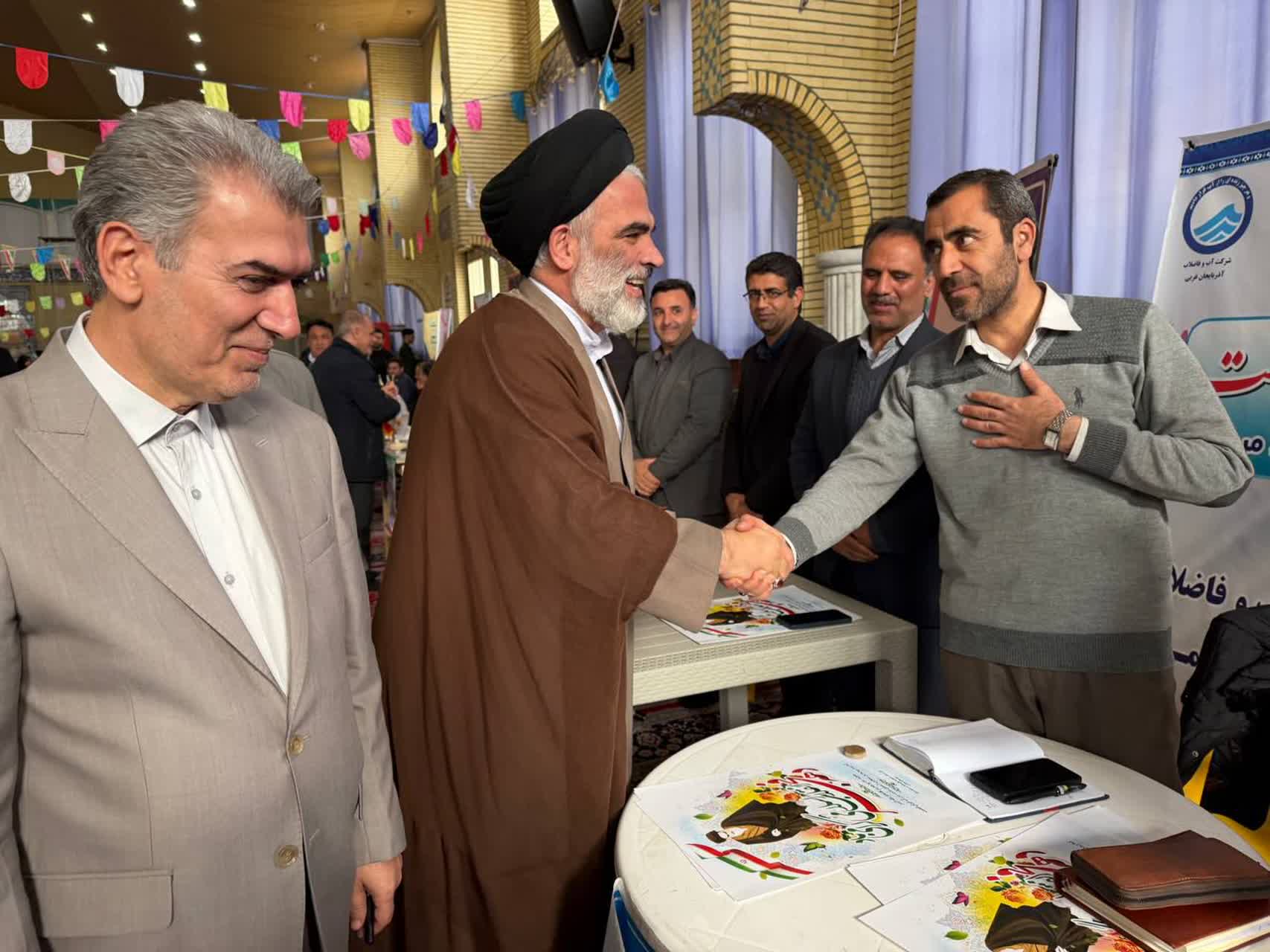 🔹همزمان با ایام‌الله دهه فجر میز خدمت با حضور فرماندار، نماینده مردم در مجلس شورای اسلامی و جمعی از روسای ادارات در محل مصلی امام خمینی(ره) برگزار شد.