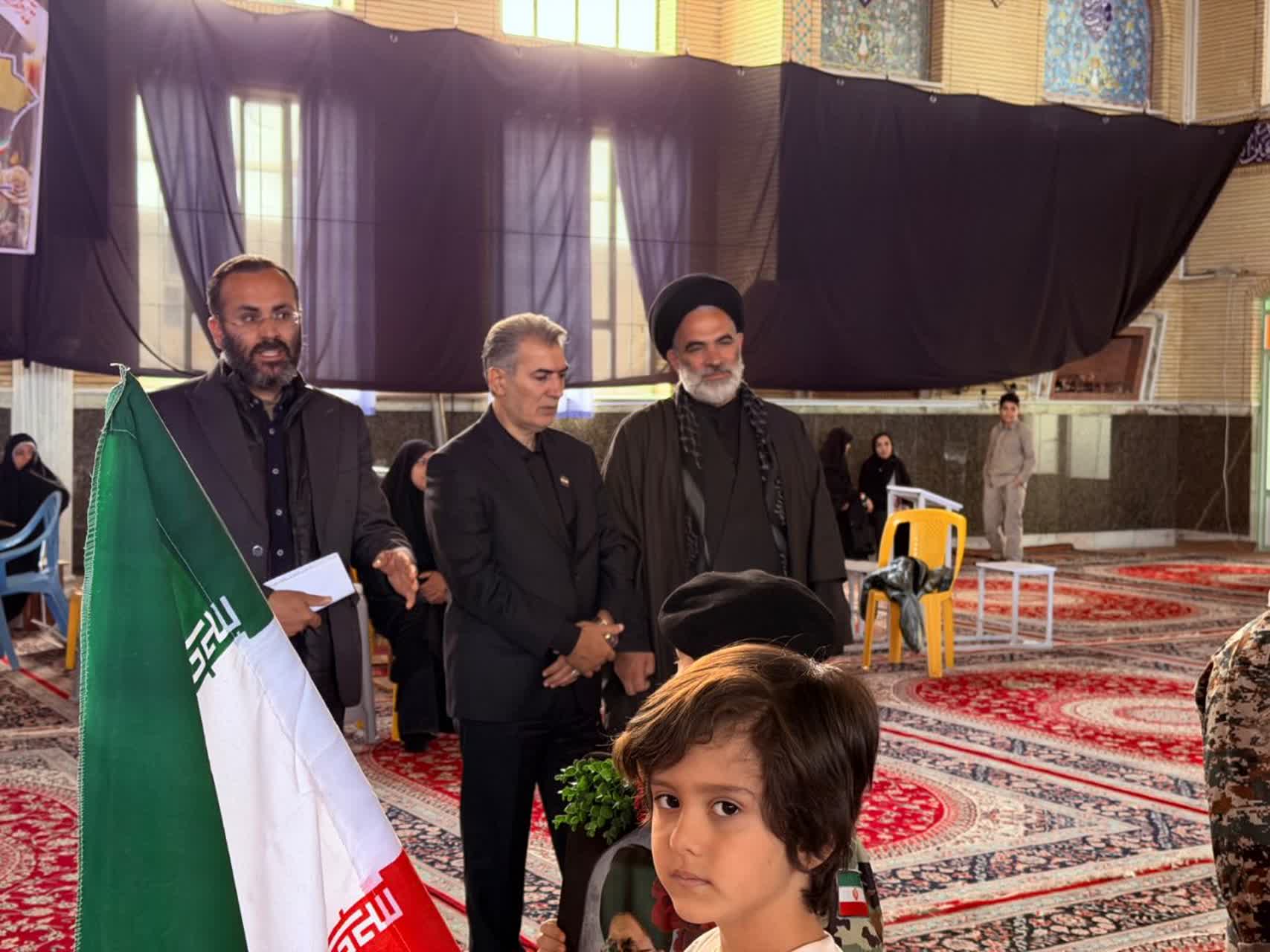 حجت‌الاسلام والمسلمین طباطبایی امام جمعه و علائی فرماندار شهرستان سلماس با حضور در محل تمرین گروه‌های سرود شهرستان از نزدیک در جریان روند فعالیت این گروه‌ها قرار گرفتند و با اعضای آن‌ها دیدار و گفت‌وگ