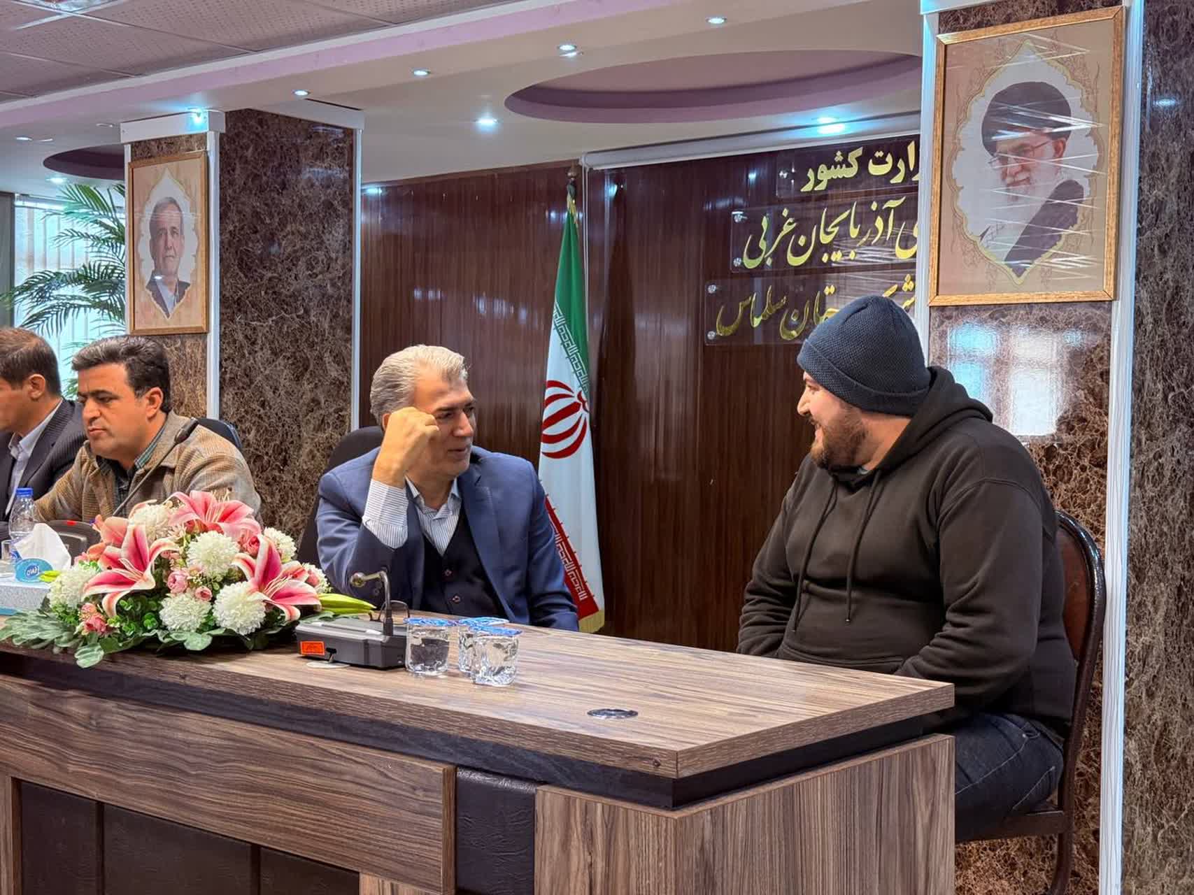 دیدار چهره‌به‌چهره فرماندار سلماس باشهروندان