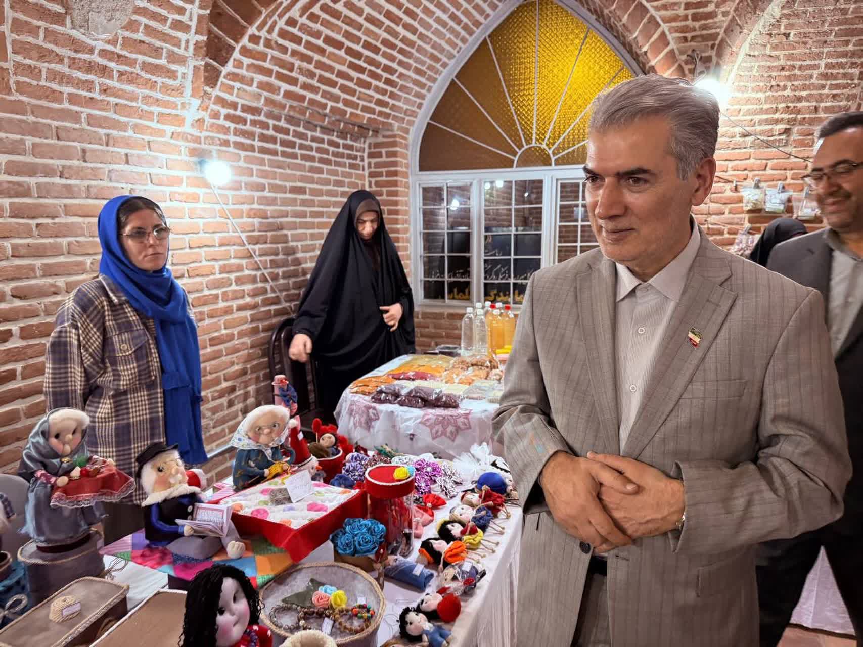 فرماندار شهرستان سلماس از نمایشگاه آثار صنایع‌دستی بانوان این شهرستان بازدید کرد.