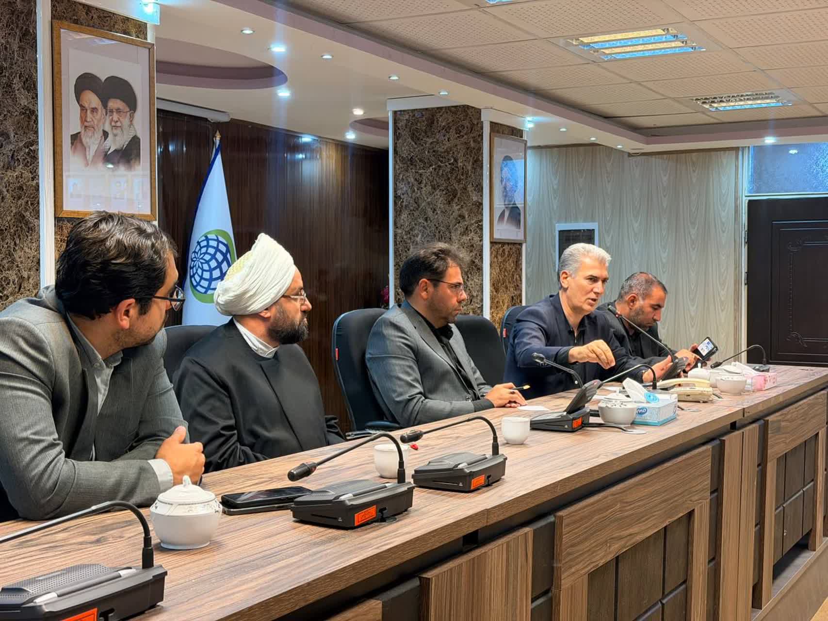دیدار فرماندار سلماس با امام جمعه اهل سنت و جمعی از معتمدان اهل سنت شهرستان