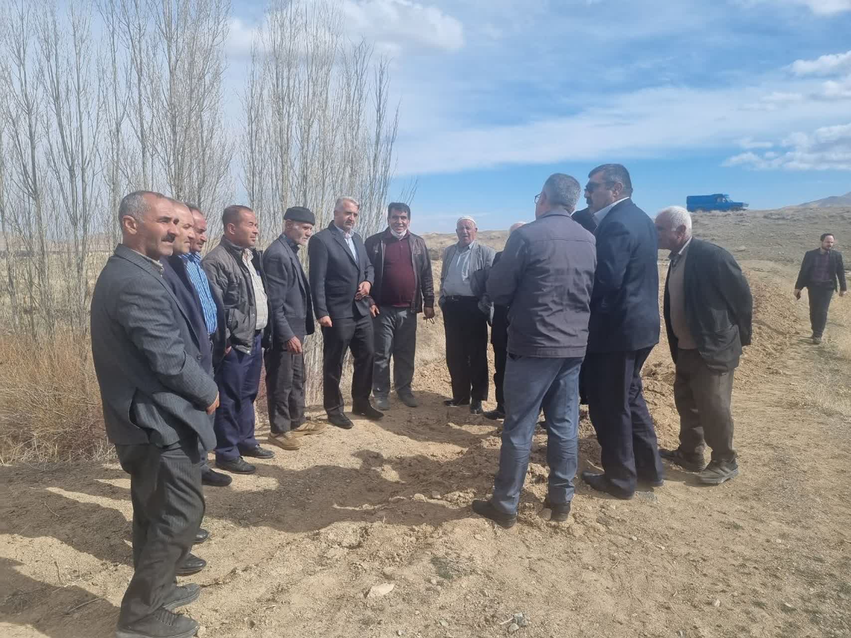 بررسی میدانی روند اجرای پروژه لوله‌گذاری آب کشاورزی روستای چهریق علیا