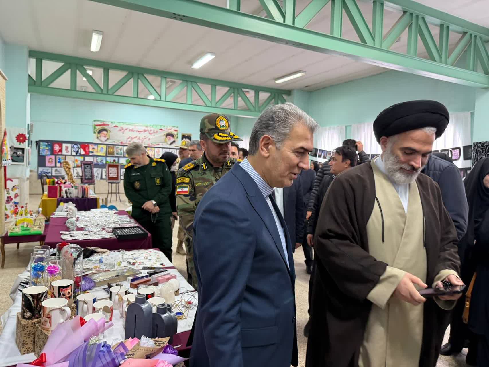 آیین افتتاح نمایشگاه تولیدات صنایع دستی دانش‌آموزان هنرستان حضرت آمنه(س) به مناسبت دهه فجر برگزار شد.