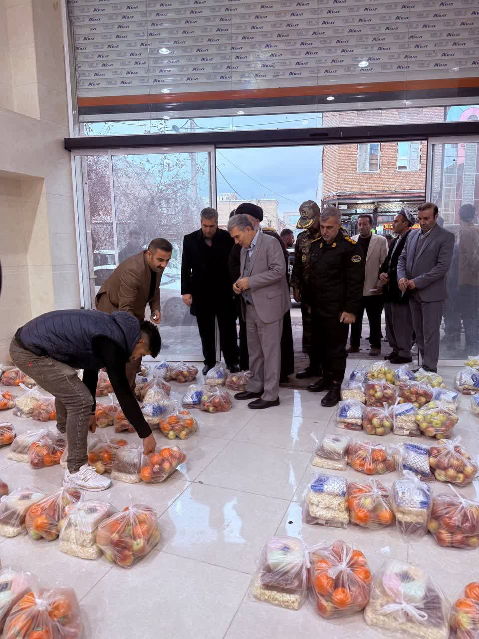 توزیع 600 بسته یلدایی توسط مؤسسه خیریه صدای امید و انسانیت