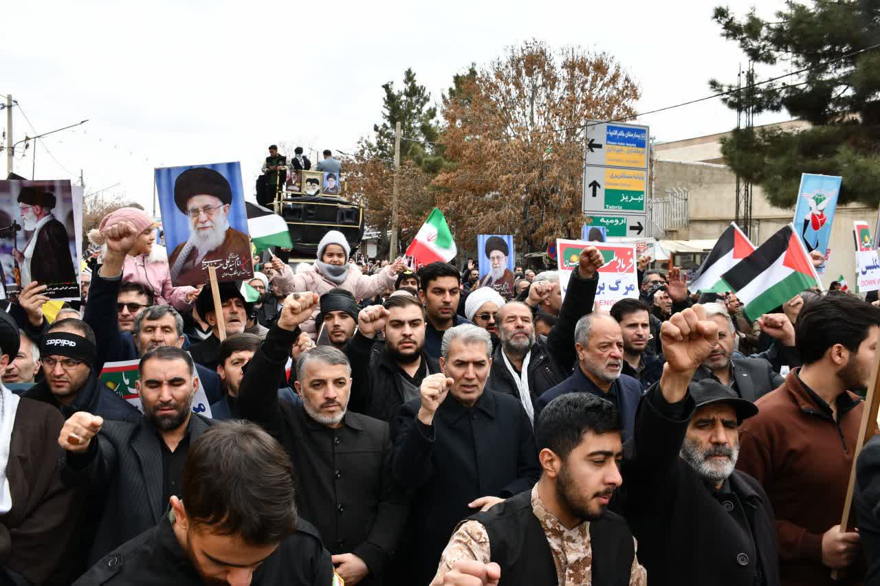 جلوه هایی زیبا از حضور پرشور مسؤلان، مردم ، جامعه بزرگ فرهنگی و دانش آموزی شهرستان سلماس در راهپیمایی روز قدس و بیعیت با سومین علمدار انقلاب   🗓 22 اسفند ماه 1404