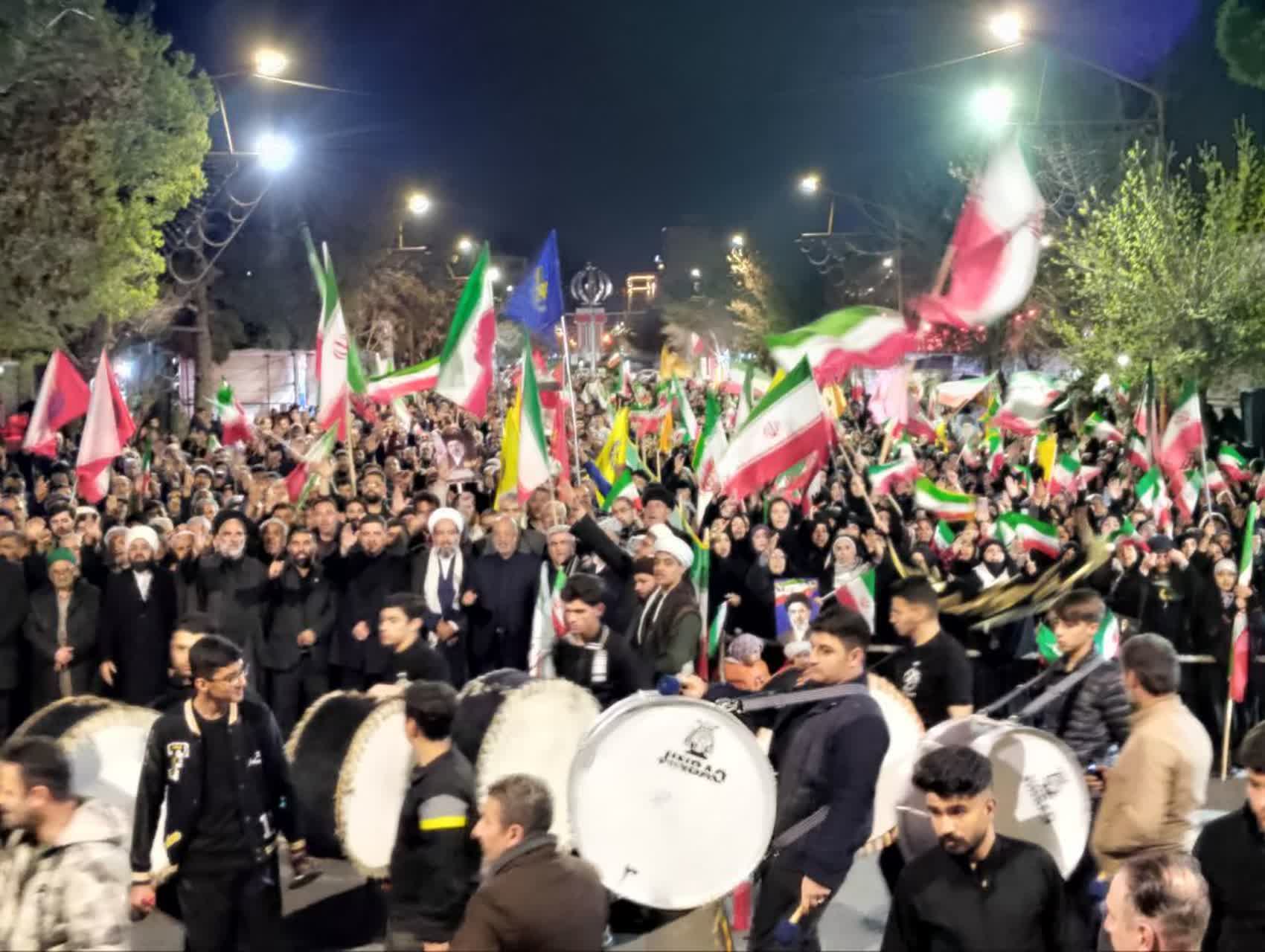 🔴 خروش شبانه مردم و مسئولین سلماس اعم از شیعه و سنی همزمان با تهدیدات ترامپ حرامزاده  این مردم میدان را ترک نخواهند کرد  1405/1/18 #دولت_وفاق_ملی