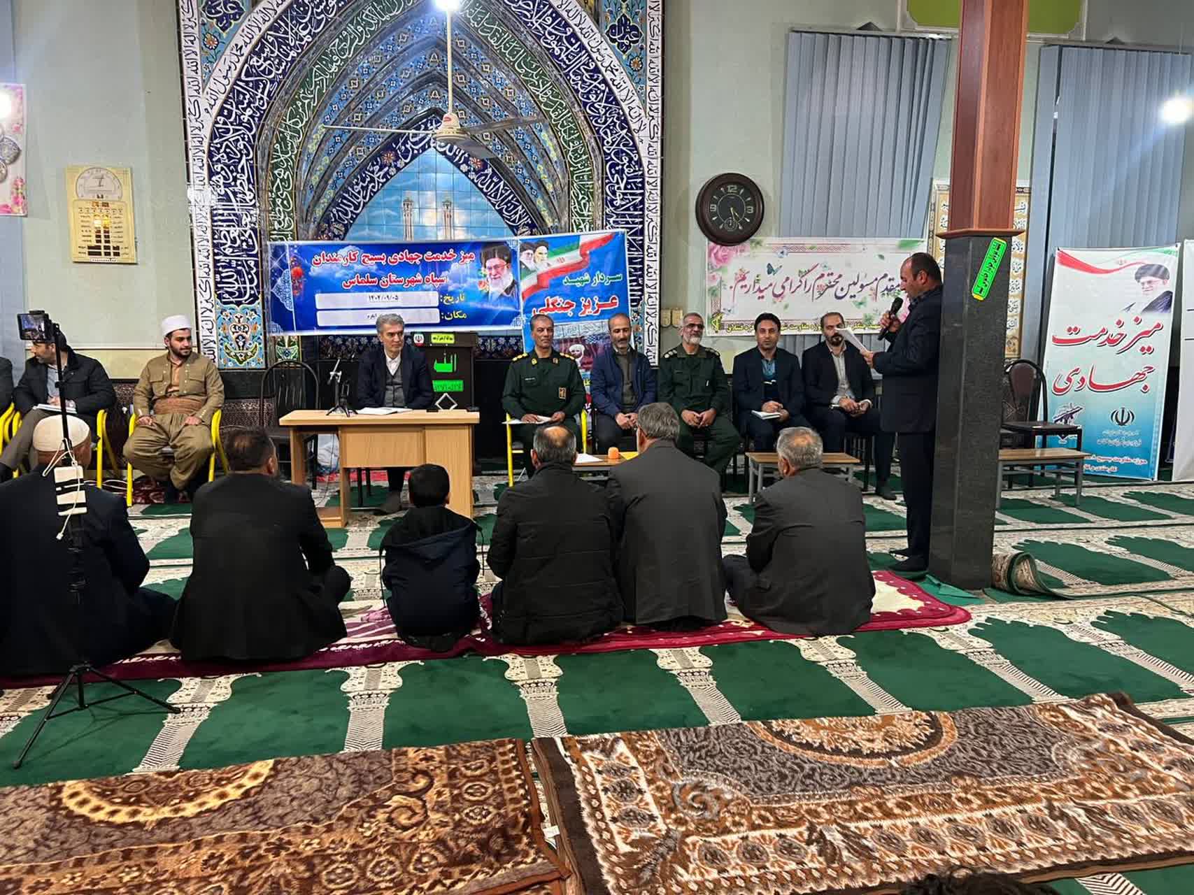 میز خدمت مدیران شهرستان سلماس با حضور علی علائی فرماندار این شهرستان در روستای آبگرم برگزار شد