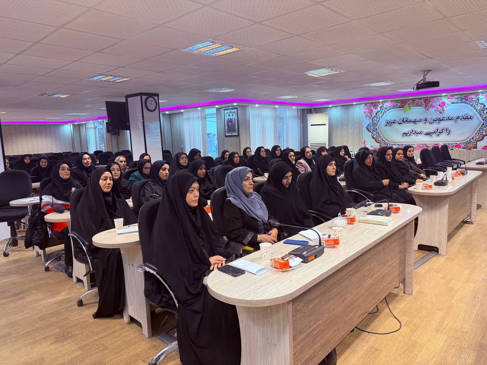 نشست فرماندار و امام جمعه سلماس با بانوان شاغل به مناسبت میلاد حضرت فاطمه زهرا(س)